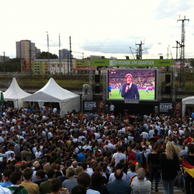 Public viewing zur EM 2012 am Berliner Ostbahnhof. Mit dabei: die Ausstellung der EASTERN ALLSTARS.