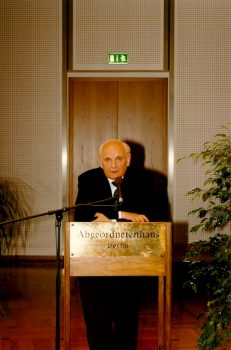 Nagroda Polsko-Niemiecka dla klubu dziennikarzy, 1997: Laudację wygłasza pisarz Andrzej Szczypiorski (1928-2000).