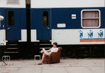 Jugendliche touren mit ihrem Kulturprogramm 2002 durch die Bahnhöfe Liberec (Reichenberg), Görlitz-Zgorzelec, Jelenia Góra (Hirschberg), Kamienna Góra (Landeshut), Wrocław (Breslau), Prag, Turnov (Turnau) und Zittau.