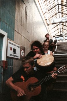 Aus einem Musikworkshop entsteht das Beatorchester Olga batikt T-Shirts, sie begleiten das Kulturprogramm und nehmen eine CD auf.