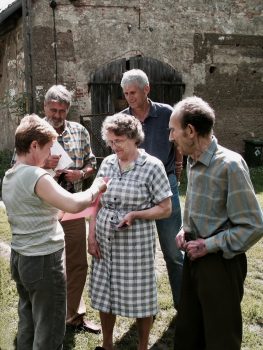 Deutsche Besucher und polnische Gastgeber erzählen Geschichten und zeigen alte Dokumente über ihr Zuhause. (Foto: Stephan Felsberg)