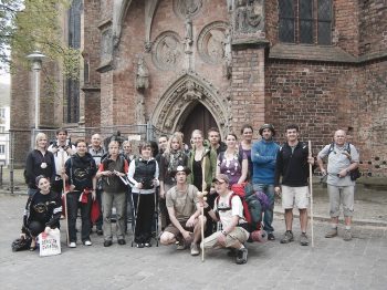 TeilnehmerInnen des Jakobsweg-Seminars vor der Frankfurter Marienkirche mit Pilgern aus der Region.